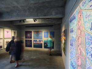 Výstava současného umění inspirovaná pražskými Primátorkami je k vidění na smíchovské náplavce