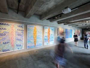 Výstava současného umění inspirovaná pražskými Primátorkami je k vidění na smíchovské náplavce