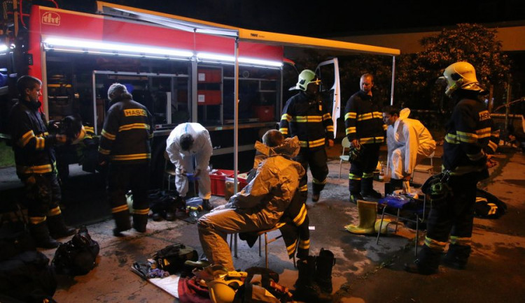 Detekční přístroje hasičů v Jablonci nic nezjistily. Měření pokračuje, místo hlídá policie