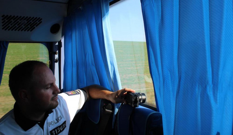 Policisté kontrolovali na řidiče ze speciálního autobusu. Ti neměli pásy nebo telefonovali