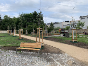 Proměna Zahrady vzpomínek. Nová lipová alej, obnovy se dočkal kříž s Kristem