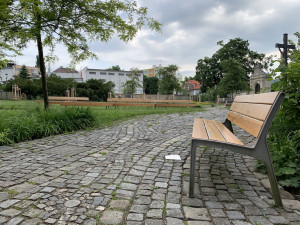 Proměna Zahrady vzpomínek. Nová lipová alej, obnovy se dočkal kříž s Kristem