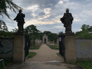 Proměna Zahrady vzpomínek. Nová lipová alej, obnovy se dočkal kříž s Kristem