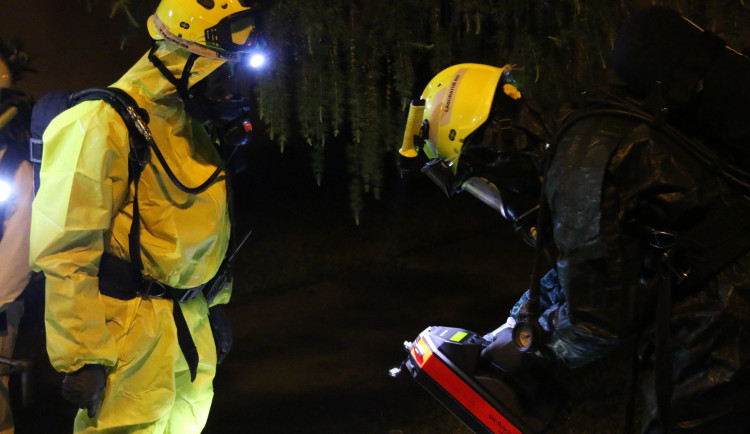 Znalec by měl zjistit, k čemu chemikálie v evakuovaném domě v Jablonci sloužily