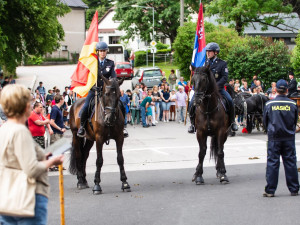 Svátku koní na Semilsku se zúčastnila i liberecká jízdní policie. V čele průvodu nesla prapory