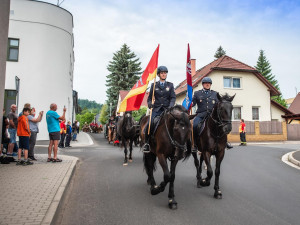 Svátku koní na Semilsku se zúčastnila i liberecká jízdní policie. V čele průvodu nesla prapory