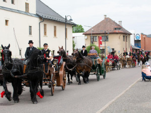 Svátku koní na Semilsku se zúčastnila i liberecká jízdní policie. V čele průvodu nesla prapory