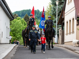 Svátku koní na Semilsku se zúčastnila i liberecká jízdní policie. V čele průvodu nesla prapory