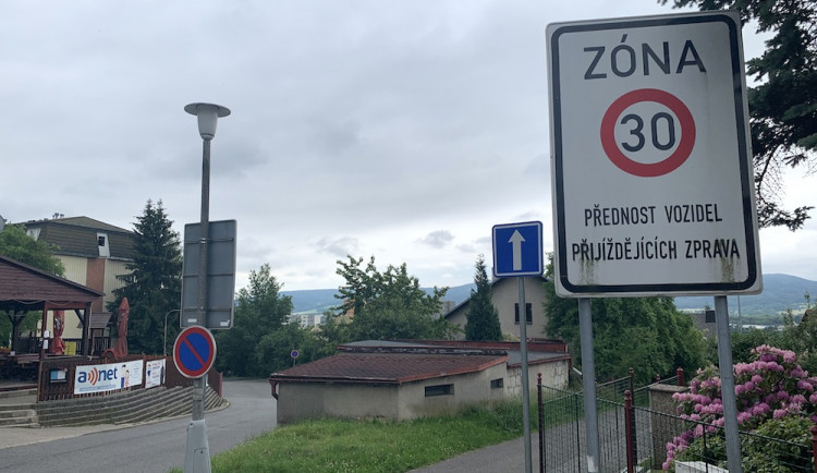 Pod Hokejkou vznikne síť jednosměrek. Mají pomoci s parkováním