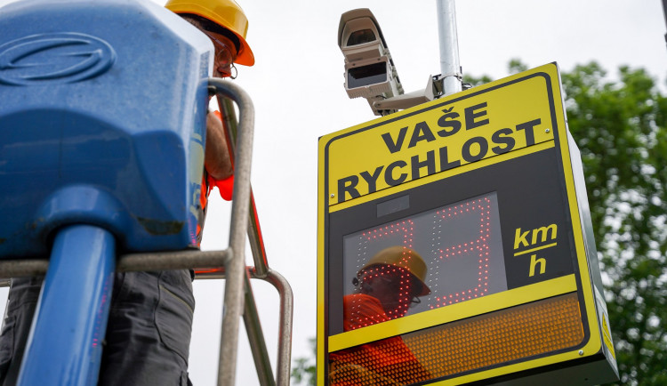Město Liberec nechalo ve Švermově ulici umístit radary. Zatím pouze informují řidiče o jejich rychlosti