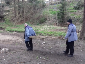 Vězni už sedm let pomáhají uklízet Liberec. Nedávno vyčistili lesopark, pomohou u cyklostezky