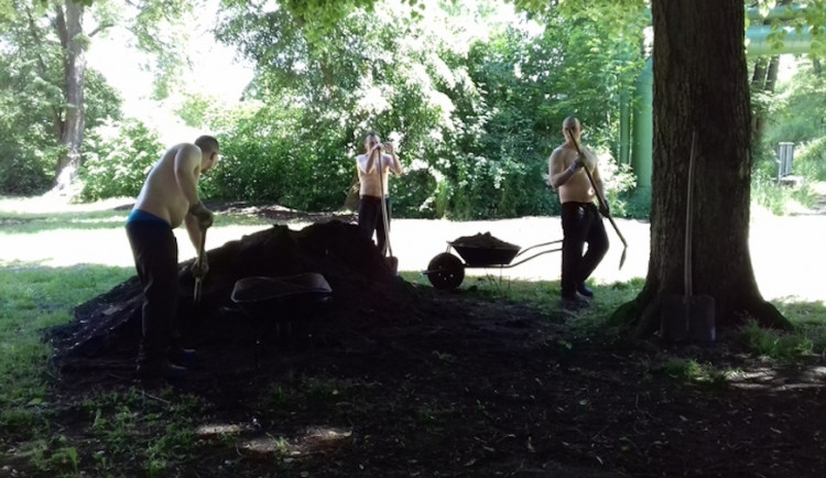 Vězni už sedm let pomáhají uklízet Liberec. Nedávno vyčistili lesopark, pomohou u cyklostezky