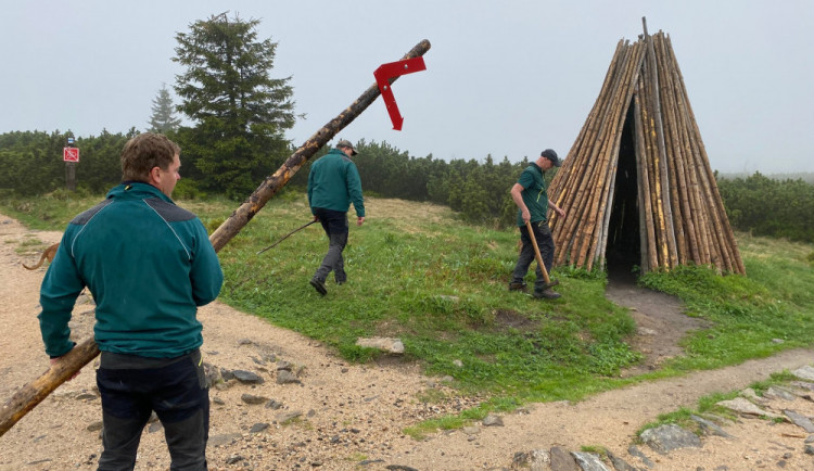 Do Krkonoš se postupně vrátí Muttichovy němé značky. Turistům mohou pomoct z nesnází