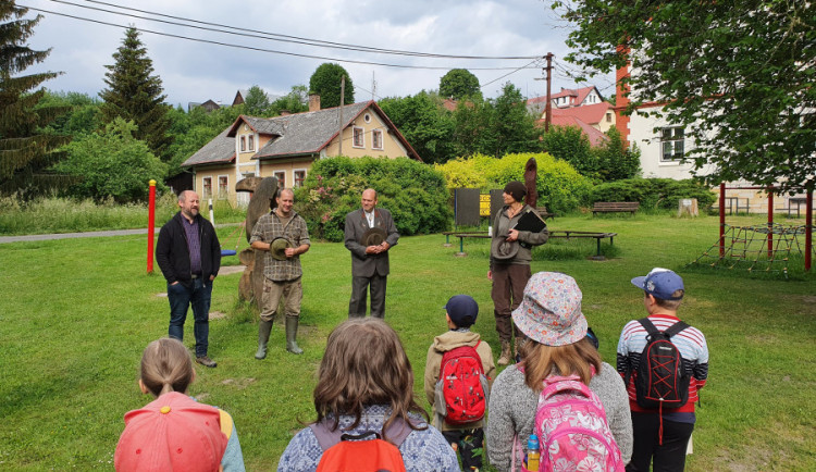 Myslivecký spolek z Hodkovic nad Mohelkou seznamuje děti s přírodou a myslivostí. Podpořil jej kraj