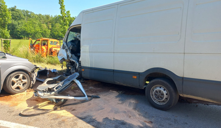 U Hodonína se srazilo auto s dodávkou. Nehoda si vyžádala šest zraněných včetně dětí