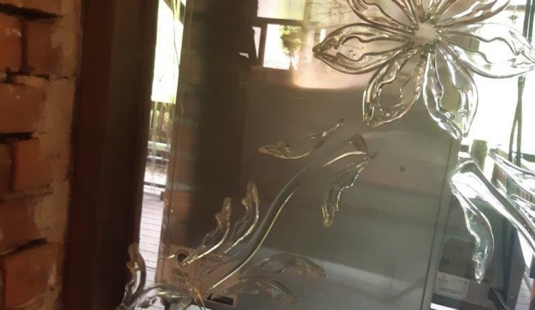 Žhář řádil ve sklárně v Lindavě. Oheň poškodil skleněnou plastiku Bořka Šípka