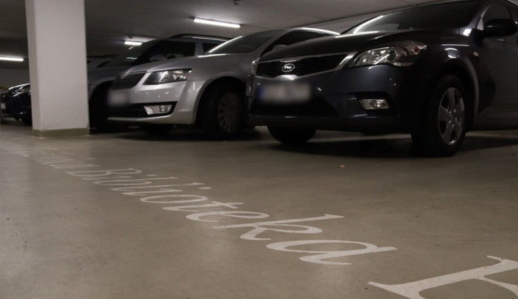 Podzemní parkoviště v knihovně v Liberci je uzavřené, oprava potrvá čtvrt roku