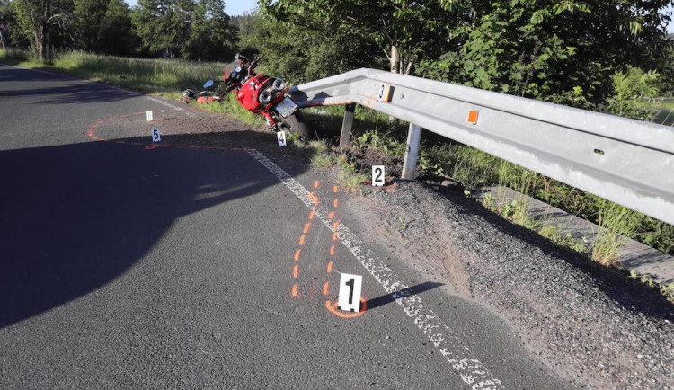 Motorkáři vletěla pod helmu vosa. Havaroval a náraz do svodidel mu amputoval nohu