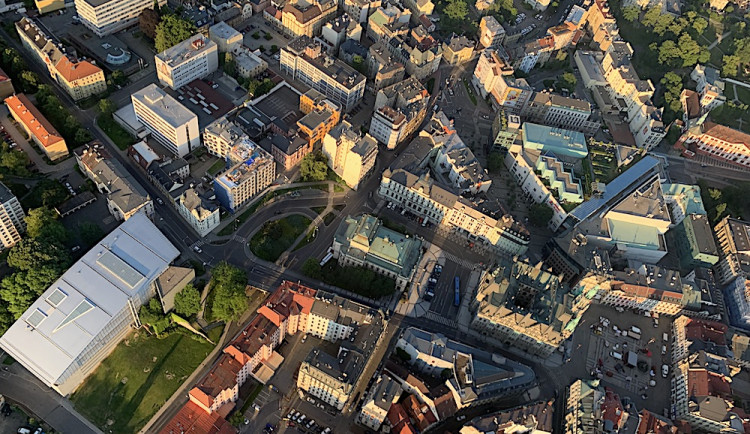Nad Libercem bude pomalu a nízko létat letadlo. Zmapuje přehřívající se místa