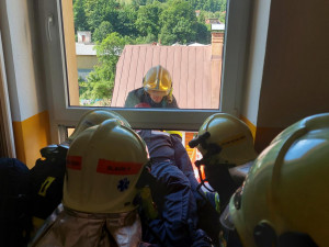 Studený kouř, pohřešované osoby i první pomoc. Hasiči cvičili požární zásah na školách v kraji