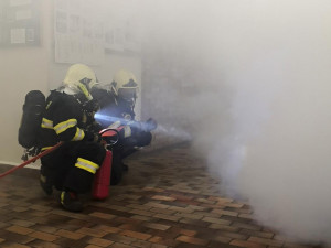 Studený kouř, pohřešované osoby i první pomoc. Hasiči cvičili požární zásah na školách v kraji