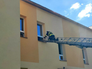Studený kouř, pohřešované osoby i první pomoc. Hasiči cvičili požární zásah na školách v kraji