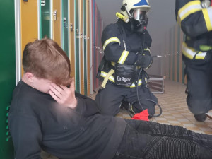 Studený kouř, pohřešované osoby i první pomoc. Hasiči cvičili požární zásah na školách v kraji