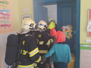 Studený kouř, pohřešované osoby i první pomoc. Hasiči cvičili požární zásah na školách v kraji