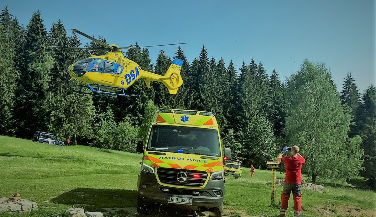 Kolaps cyklisty v Jizerkách. Do hor pro něj letěl vrtulník