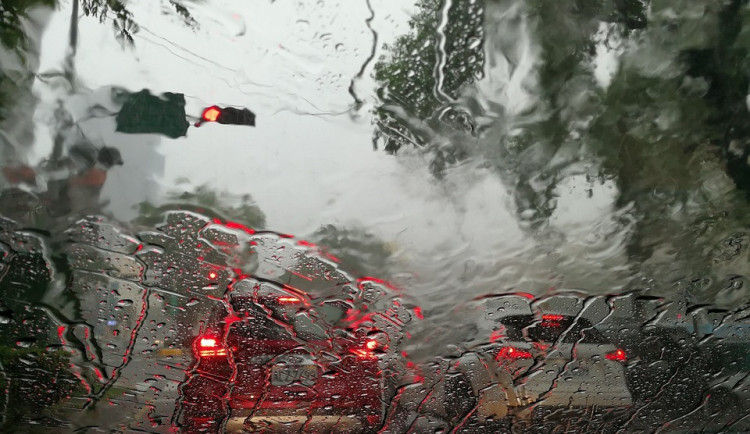 Po tropickém víkendu dorazí přeháňky a bouřky. Během týdne zůstanou teploty mírně pod třicítkou