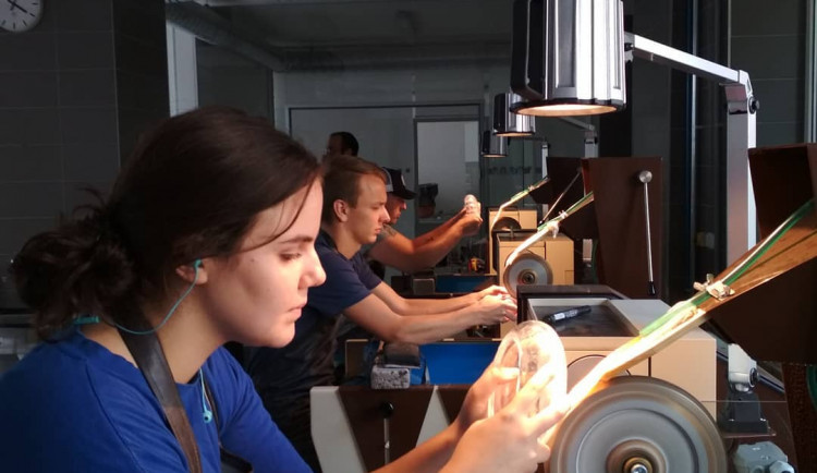 Střední uměleckoprůmyslová škola sklářská Kamenický Šenov, brusírna (ilustrační foto)