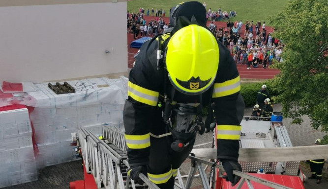 Studený kouř, pohřešované osoby i první pomoc. Hasiči cvičili požární zásah na školách v kraji