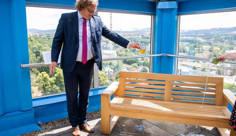 Vyhlídka krajského úřadu v Liberci má novou lavičku věnovanou architektovi Plesníkovi. Vytvořili ji studenti