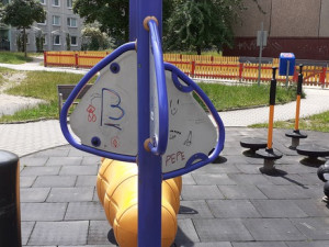 Opravené hřiště na Dobiášovce po pár dnech poničili vandalové