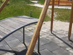 Opravené hřiště na Dobiášovce po pár dnech poničili vandalové