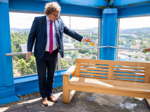 Vyhlídka krajského úřadu v Liberci má novou lavičku věnovanou architektovi Plesníkovi. Vytvořili ji studenti
