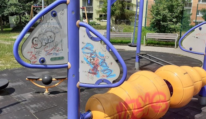 Opravené hřiště na Dobiášovce po pár dnech poničili vandalové