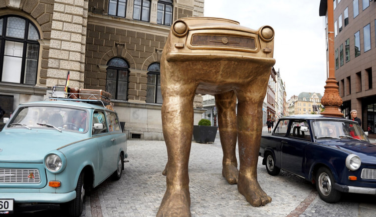 Kráčející trabant Davida Černého opustil předčasně Liberec. Autor ho nechal převézt do Drážďan