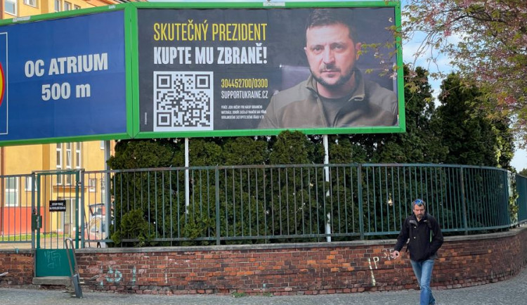 Billboard vyzývající k nákupu zbraní pro Ukrajinu, zadavatelé hledají novou plochu