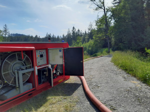 Oheň v lese u Hamru na jezeře se znovu rozhořel. Hasiči použili drony na lokalizaci ohnisek