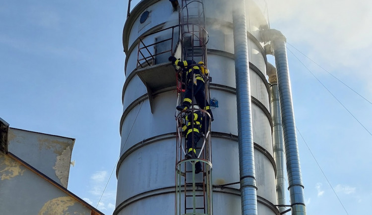 Škody po požáru sila s pilinami na Semilsku odhadli hasiči na pět milionů