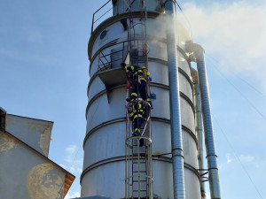Škody po požáru sila s pilinami na Semilsku odhadli hasiči na pět milionů