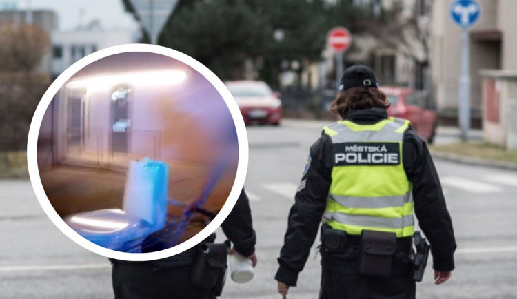 Centrem Brna svištěl cyklista se záchodovou mísou