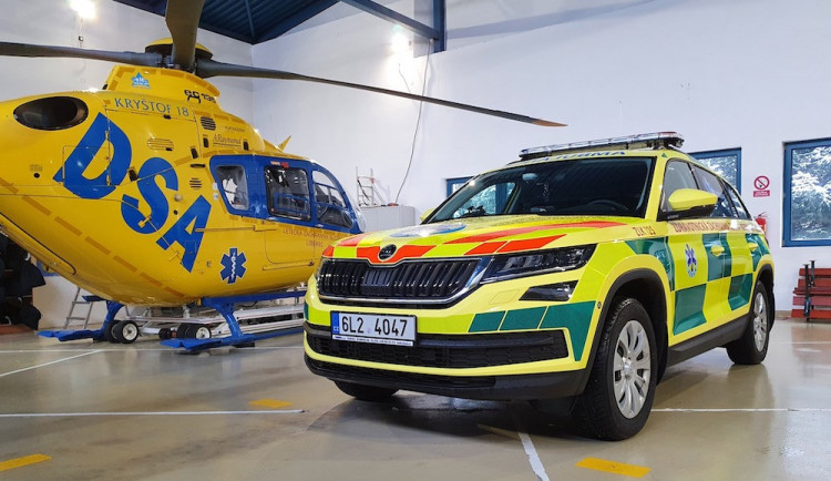 Vlak v Plavech srazil člověka. V kritickém stavu ho do liberecké nemocnice transportoval vrtulník