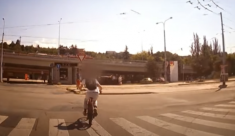 Zdrogovaný zloděj v Brně ujížděl před policisty na kole. Našli ho v potoce