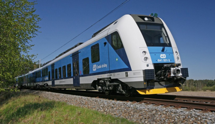Víkendový vlak na Mácháč od července opět jezdí. Další turistické spoje v kraji posílí