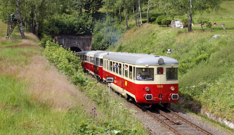 Historická železniční trat zubačka na Jablonecku slaví 120 let. Čeká ji modernizace za půl miliardy