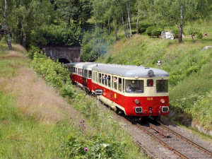 Historická železniční trat zubačka na Jablonecku slaví 120 let. Čeká ji modernizace za půl miliardy