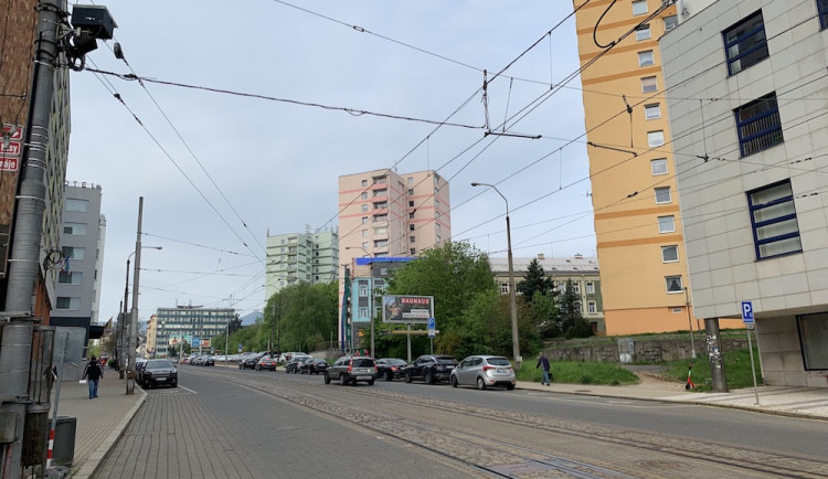 Plánovací smlouva na dostavbu části ulice 1. máje schválena. U oken paneláku může vyrůst sedmipatrový dům