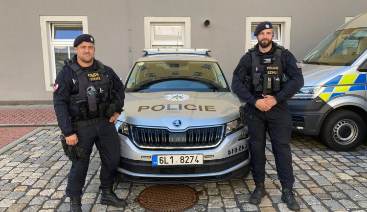 Řidič v Liberci zkolaboval za volantem. Život mu zachránili kolemjedoucí policisté pomocí defibrilátoru